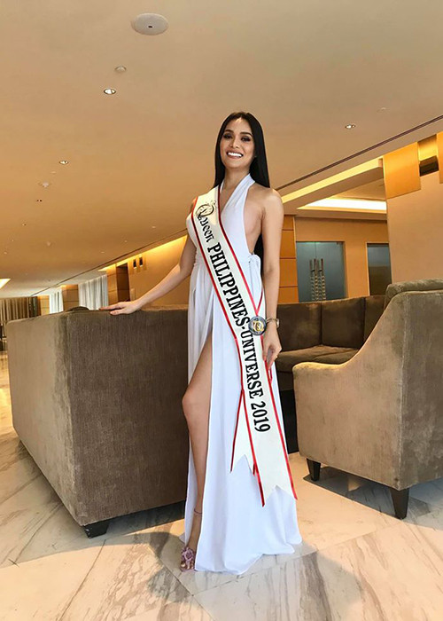 Jess sở hữu vóc dáng quyến rũ, gương mặt xinh đẹp.