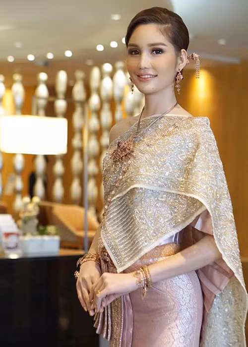 Đại diện Thái Lan còn được đánh giá cao về khả năng ứng xử và kỹ năng trình diễn catwalk.