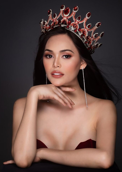 Gương mặt và nụ cười của đối thủ Hoài Sa có nét giống với Hoa hậu Hoàn vũ Thế giới 2015 Pia Wurtzbach.