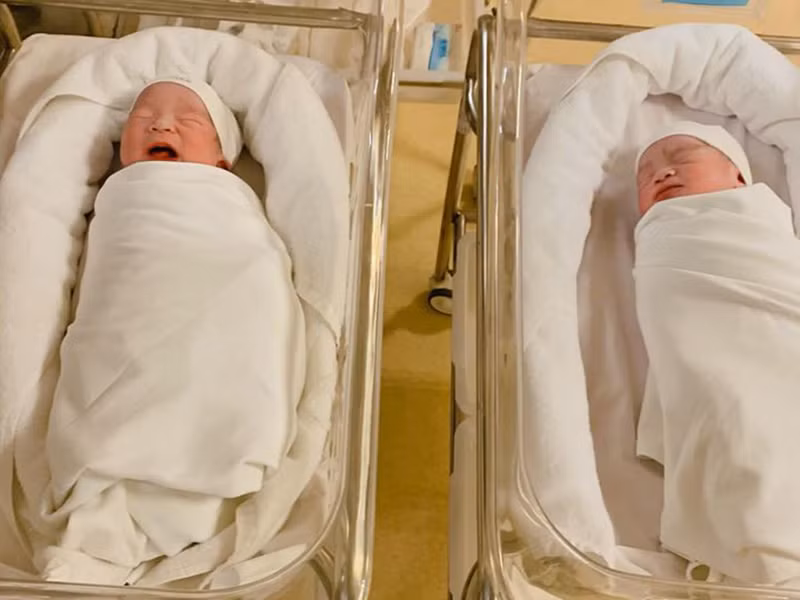 Bé Goku và bé Daino là cặp song sinh nhà MC Thành Trung và Ngọc Hương.