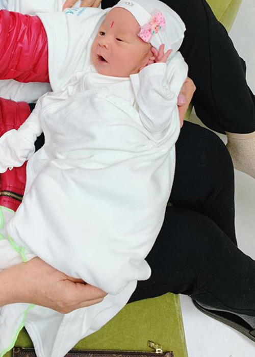 "Đưa 2 anh đi tiêm phòng mà xếp hàng chờ xung quanh lại toàn các bạn gái được các mẹ cho điệu ghê mà thèm. Lôi 2 anh ra nghịch cười sung sướng cùng 2 bác giúp việc mới chịu", bà xã của Thành Trung chia sẻ.