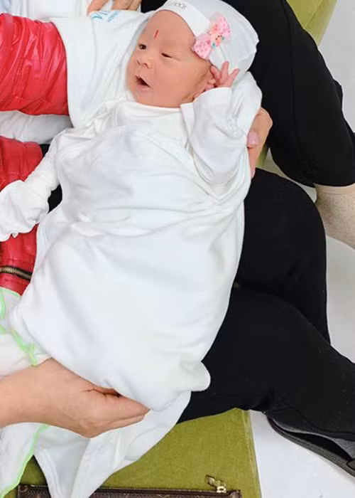 "Đưa 2 anh đi tiêm phòng mà xếp hàng chờ xung quanh lại toàn các bạn gái được các mẹ cho điệu ghê mà thèm. Lôi 2 anh ra nghịch cười sung sướng cùng 2 bác giúp việc mới chịu", bà xã của Thành Trung chia sẻ.