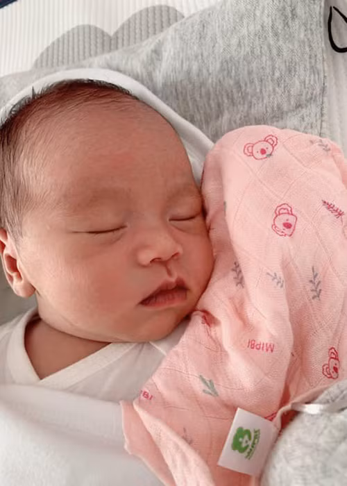 Nam MC khoe hình ảnh bé Daino say sưa ngủ.