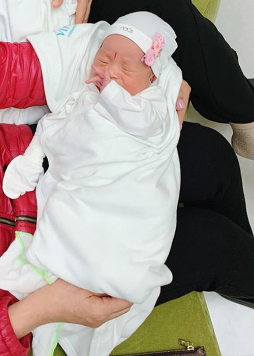 Khi đi tiêm phòng, bé Goku và bé Daino được mẹ làm điệu.