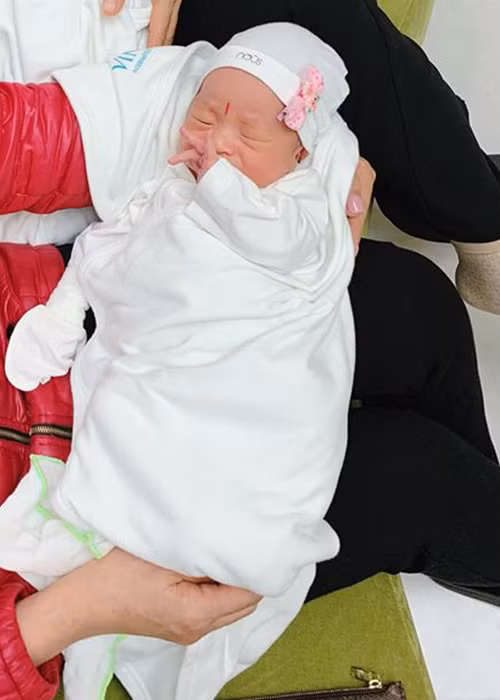 Khi đi tiêm phòng, bé Goku và bé Daino được mẹ làm điệu.