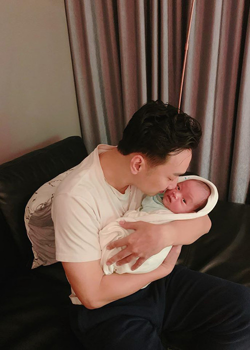 Ngày 1/1 vừa qua, kỷ niệm 6 năm bên nhau, vợ chồng Thành Trung không thể hẹn hò lãng mạn mà phải ăn vội socola rồi bế con.