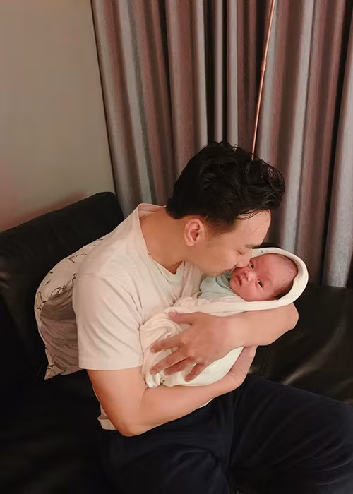 Ngày 1/1 vừa qua, kỷ niệm 6 năm bên nhau, vợ chồng Thành Trung không thể hẹn hò lãng mạn mà phải ăn vội socola rồi bế con.