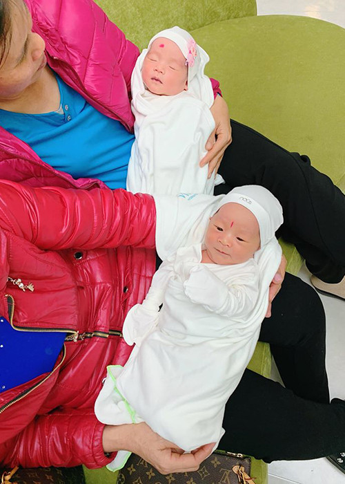 Cặp quý tử song sinh của Thành Trung được bố mẹ cho chụp ảnh kỷ niệm khi mới 12 ngày tuổi.