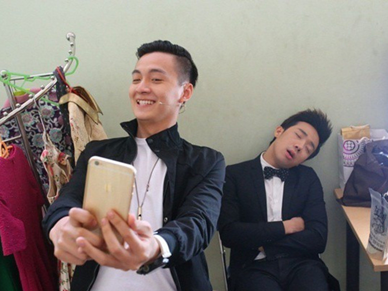 Ngô Kiến Huy chờ Trấn Thành ngủ để ghi lại khoảnh khắc khó đỡ của nam danh hài Việt. Mời quý độc giả xem video "Bí quyết làm đẹp của sao Việt". Nguồn VTC