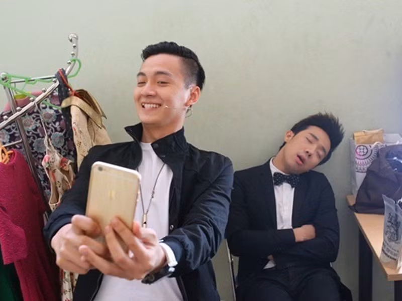 Ngô Kiến Huy chờ Trấn Thành ngủ để ghi lại khoảnh khắc khó đỡ của nam danh hài Việt. Mời quý độc giả xem video "Bí quyết làm đẹp của sao Việt". Nguồn VTC