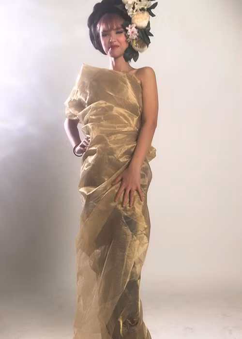 Trước hành động “dìm hàng” của Khởi My, Đại Nhân đăng tải hình ảnh cô bạn thân cũng chụp bằng camera thường và soi cận cảnh gương mặt như buồn ngủ.