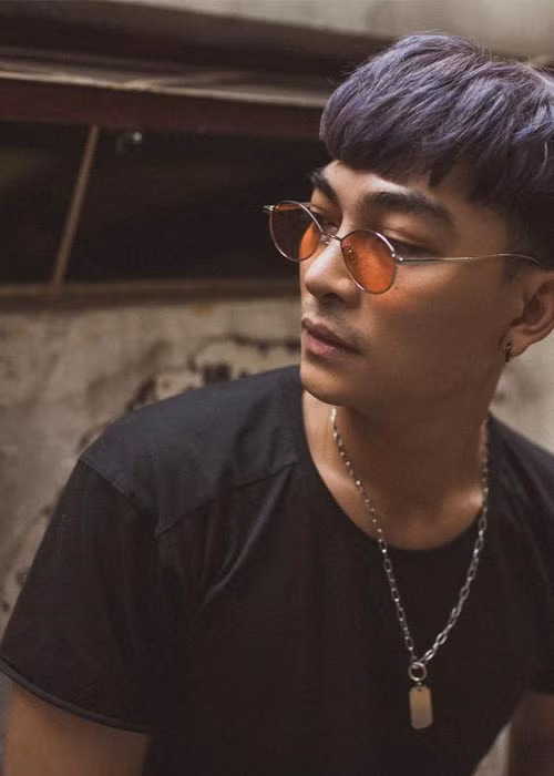 Khương Ngọc sinh năm 1984, thể hiện tài năng ở mảng phim ảnh, sân khấu cũng như âm nhạc.