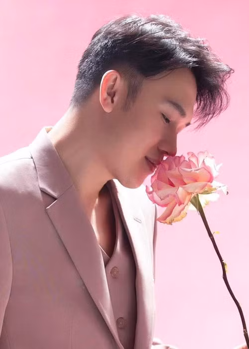 Dương Triệu Vũ từng vướng nghi vấn hẹn hò Mai Hồ - hot girl hiện đã lập gia đình với Nam Bùi.