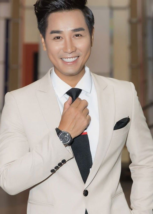 Chuyện hẹn hò của MC Nguyên Khang vẫn là một ẩn số bởi anh không để lộ bất kì thông tin nào.