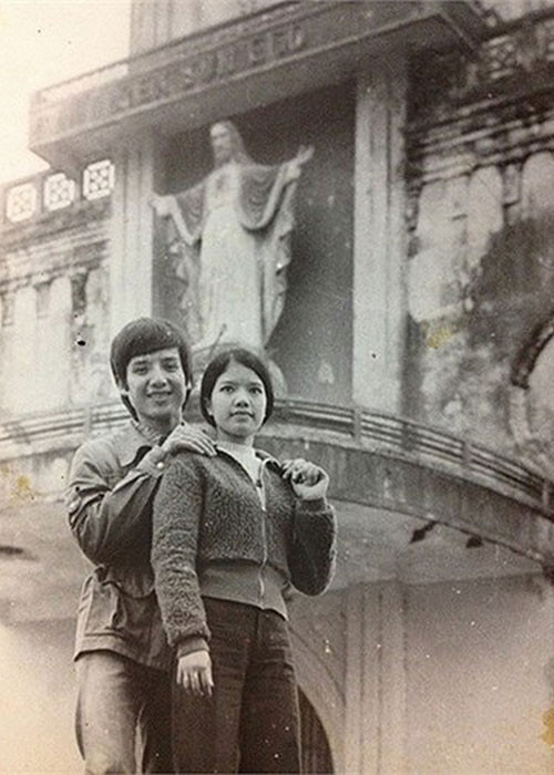 Trước khi đường ai nấy đi, Chí Trung - Ngọc Huyền được xem là biểu tượng hạnh phúc của làng giải trí Việt. Cặp đôi nghệ sĩ đã có hơn 30 năm chung sống, gần 40 năm yêu thương.