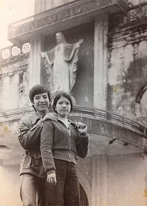 Trước khi đường ai nấy đi, Chí Trung - Ngọc Huyền được xem là biểu tượng hạnh phúc của làng giải trí Việt. Cặp đôi nghệ sĩ đã có hơn 30 năm chung sống, gần 40 năm yêu thương.