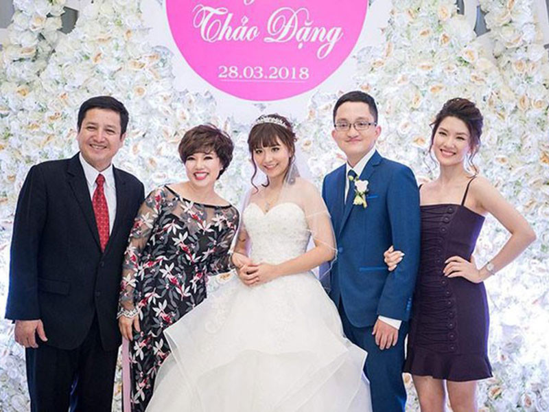 Kỷ niệm 31 năm ngày cưới (ngày 1/1/2017), Chí Trung nhắn nhủ đến vợ: “Hai chúng mình cùng đưa hài kịch đón xuân tỏa đến nhiều nơi ở hai miền đất nước. Và cứ thế nhiều ngày như thế, mình lặng lẽ dâng niềm vui cho đời, nhận về mình những thiệt thòi nhớ thương, để gặp gỡ vỡ òa trong cảm xúc. Xin hẹn lại em trong kỷ niệm thứ 32, ngày chúng mình chính thức bên nhau!”.