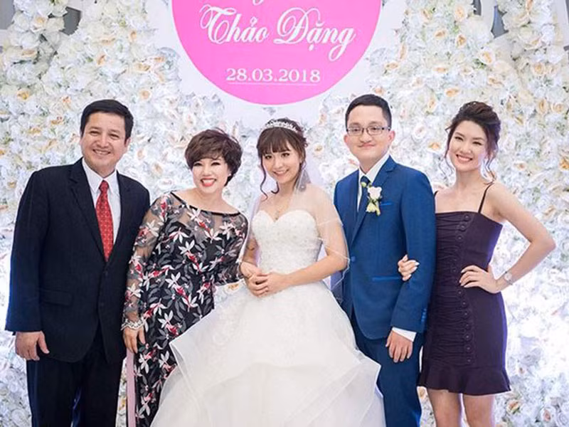 Kỷ niệm 31 năm ngày cưới (ngày 1/1/2017), Chí Trung nhắn nhủ đến vợ: “Hai chúng mình cùng đưa hài kịch đón xuân tỏa đến nhiều nơi ở hai miền đất nước. Và cứ thế nhiều ngày như thế, mình lặng lẽ dâng niềm vui cho đời, nhận về mình những thiệt thòi nhớ thương, để gặp gỡ vỡ òa trong cảm xúc. Xin hẹn lại em trong kỷ niệm thứ 32, ngày chúng mình chính thức bên nhau!”.