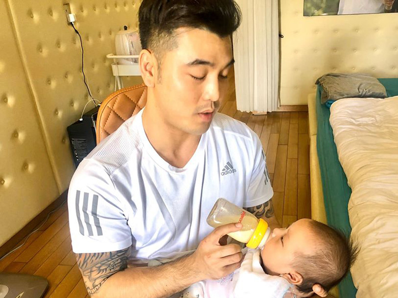 Mỗi khi có việc phải ra ngoài, Kim Cương rất an tâm giao con cho Ưng Hoàng Phúc vì anh khéo chăm con.