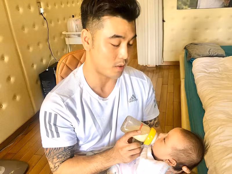 Mỗi khi có việc phải ra ngoài, Kim Cương rất an tâm giao con cho Ưng Hoàng Phúc vì anh khéo chăm con.