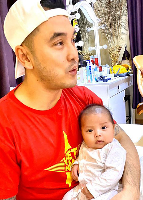 Ưng Hoàng Phúc tiếp tục giúp vợ chăm sóc con khi bé Minh Hà chào đời.