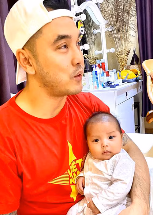 Ưng Hoàng Phúc tiếp tục giúp vợ chăm sóc con khi bé Minh Hà chào đời.