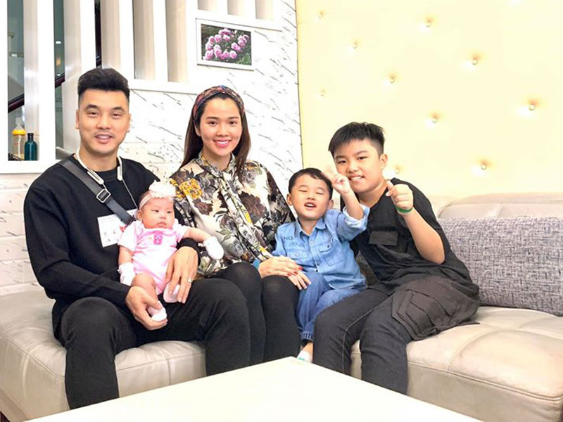 "Riêng mảng chăm con thì mình hoàn toàn an tâm về ba Phúc, ngoài việc bé ti mẹ, phần còn lại mỗi khi bú dặm ban đêm ba tự lo hết. Đúng câu mọi người dành cho ba là “ông bố bỉm sữa”, Kim Cương cho hay.