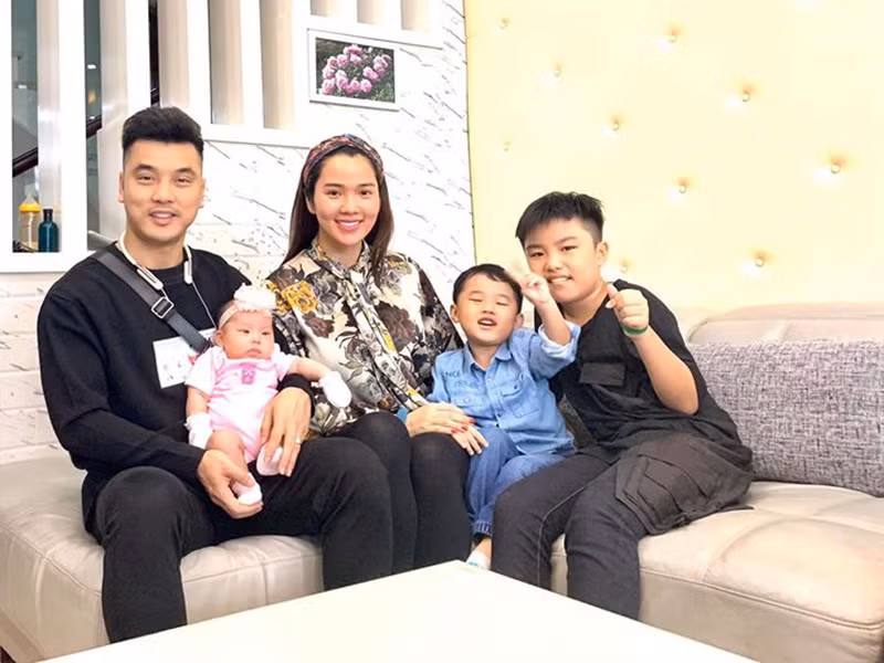 "Riêng mảng chăm con thì mình hoàn toàn an tâm về ba Phúc, ngoài việc bé ti mẹ, phần còn lại mỗi khi bú dặm ban đêm ba tự lo hết. Đúng câu mọi người dành cho ba là “ông bố bỉm sữa”, Kim Cương cho hay.