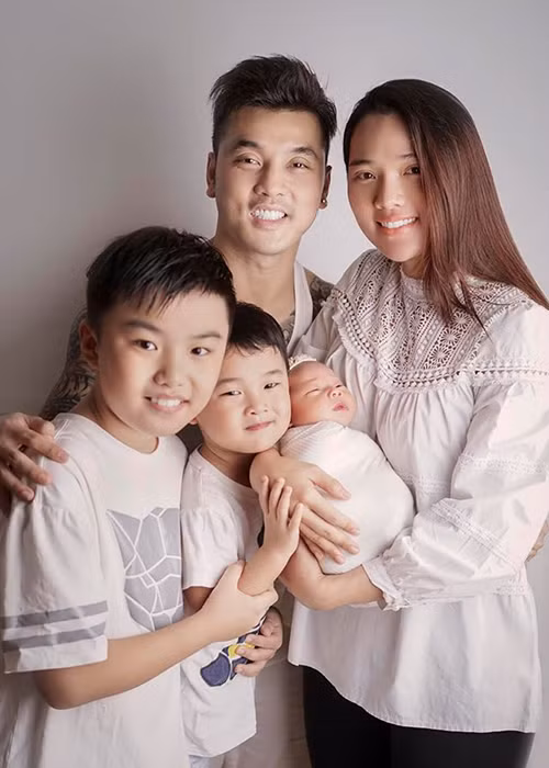 Con gái của Ưng Hoàng Phúc cất tiếng khóc chào đời vào tháng 9/2019, tên Nguyễn Ngọc Minh Hà, nặng 3,2 kg.