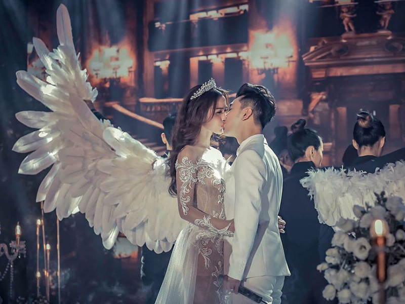 Cuối năm 2018, Ưng Hoàng Phúc và Kim Cương tổ chức đám cưới hoành tráng.