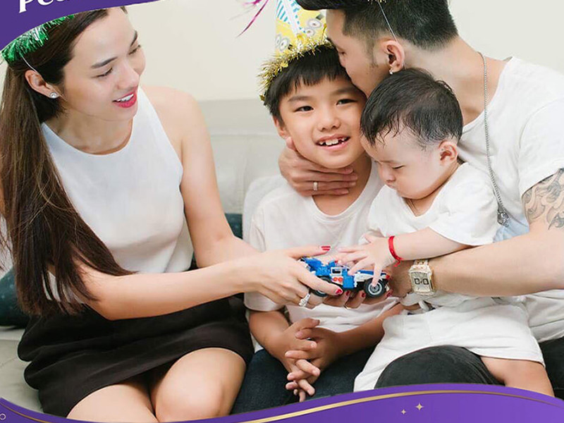 Trước khi tổ chức đám cưới, Kim Cương hạ sinh một bé trai cho Ưng Hoàng Phúc.