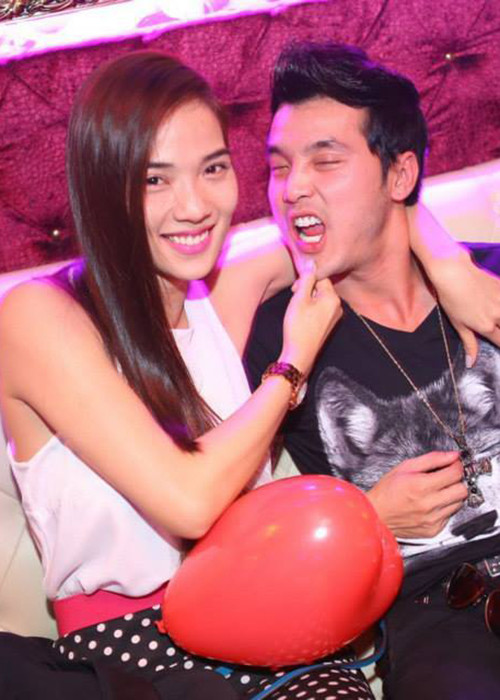 Khi đi quay chung, Kim Cương giữ khoảng cách với Ưng Hoàng Phúc vì nghĩ anh là một người đào hoa nên không muốn tiến tới, hơn nữa cô từng qua một lần đò và có một cậu con trai.