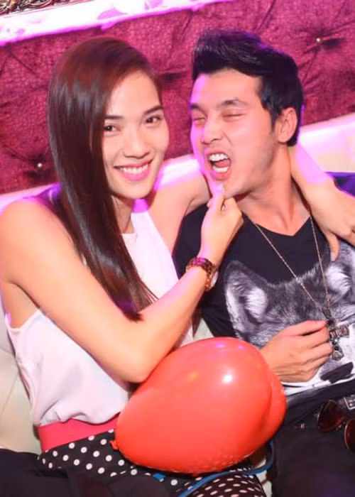 Khi đi quay chung, Kim Cương giữ khoảng cách với Ưng Hoàng Phúc vì nghĩ anh là một người đào hoa nên không muốn tiến tới, hơn nữa cô từng qua một lần đò và có một cậu con trai.