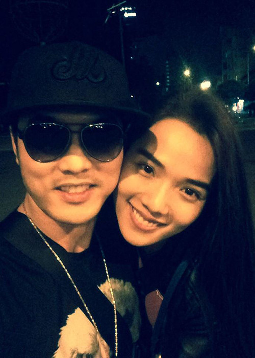 Tuy nhiên, trước sự tấn công khá mạnh mẽ và thường xuyên của Ưng Hoàng Phúc, Kim Cương nhận lời yêu nam ca sĩ. Năm 2014, cặp đôi quyết định công khai chuyện tình cảm với công chúng.