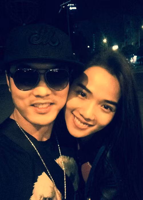 Tuy nhiên, trước sự tấn công khá mạnh mẽ và thường xuyên của Ưng Hoàng Phúc, Kim Cương nhận lời yêu nam ca sĩ. Năm 2014, cặp đôi quyết định công khai chuyện tình cảm với công chúng.