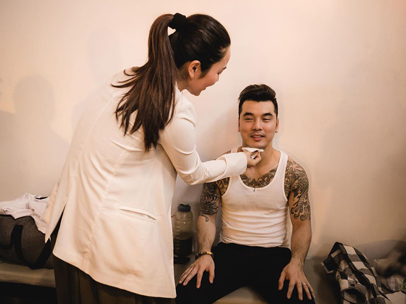 Ưng Hoàng Phúc hài hước tâm sự Kim Cương là chuyên gia trang điểm, làm tóc, chuẩn bị trang phục, thư ký, biên tập, bạn tập gym chung kiêm vợ và quan trọng là không tốn tiền trả lương.