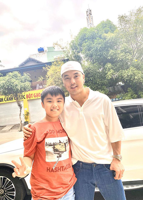 Ưng Hoàng Phúc rất yêu thương con riêng của vợ. "Anh bạn Will này ba nuôi từ năm 4 tuổi, bây giờ bạn được 11 tuổi rồi, ấy chà mới đó mà 8 năm ư, cao gần bằng ba luôn rồi kìa", nam ca sĩ tâm sự về bé Will.