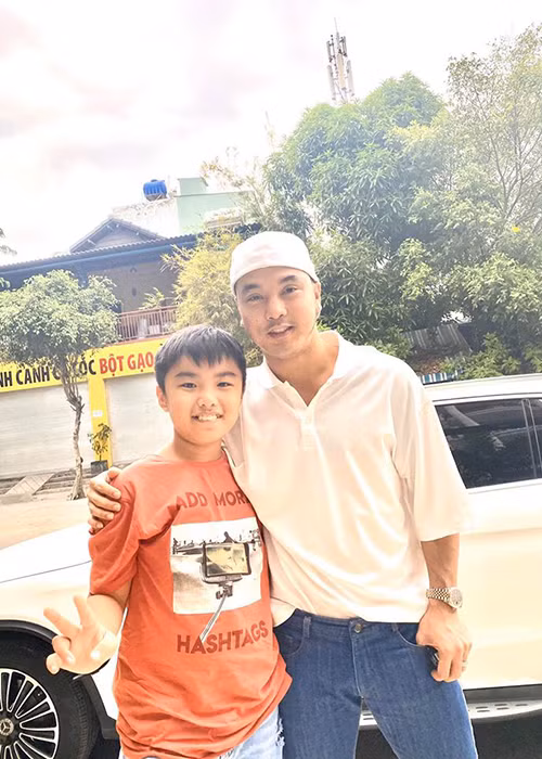 Ưng Hoàng Phúc rất yêu thương con riêng của vợ. "Anh bạn Will này ba nuôi từ năm 4 tuổi, bây giờ bạn được 11 tuổi rồi, ấy chà mới đó mà 8 năm ư, cao gần bằng ba luôn rồi kìa", nam ca sĩ tâm sự về bé Will.