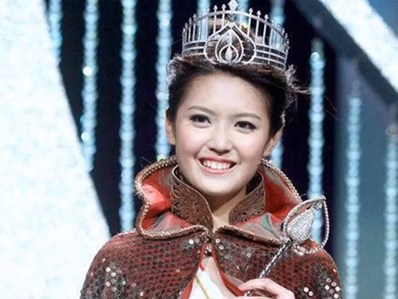 Trong khi nhiều nghệ sĩ được khen khi có hành động ý nghĩa giữa tâm bão corona, không ít ngôi sao Hoa ngữ bị chê trách. Hoa hậu Hong Kong 2010 Trần Đình Hân bị chỉ trích vì bán giá khẩu trang với giá cao.