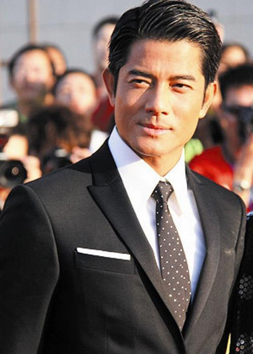 Động thái của Quách Phú Thành cũng không được lòng dư luận bởi anh vẫn sang Mỹ lưu diễn trong khi hầu hết các nghệ sĩ tạm ngưng hoạt động.