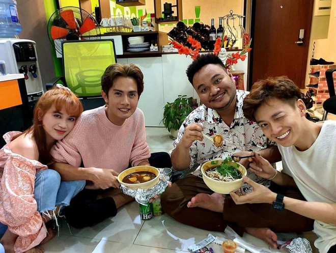 Pham Huong va con trai du xuan ben sieu xe-Hinh-2