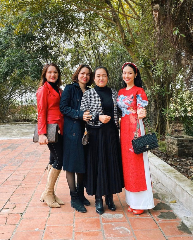 Pham Huong va con trai du xuan ben sieu xe-Hinh-3