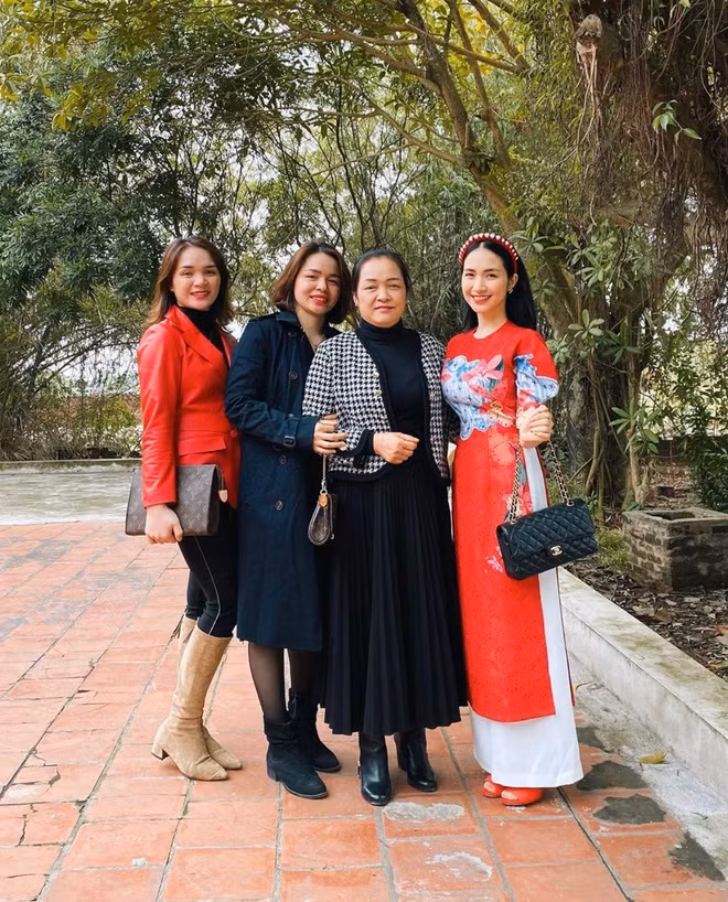 Pham Huong va con trai du xuan ben sieu xe-Hinh-3