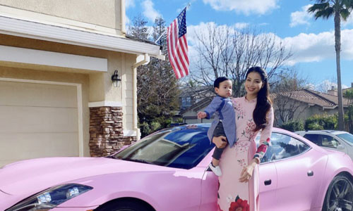 Pham Huong va con trai du xuan ben sieu xe