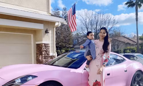 Pham Huong va con trai du xuan ben sieu xe