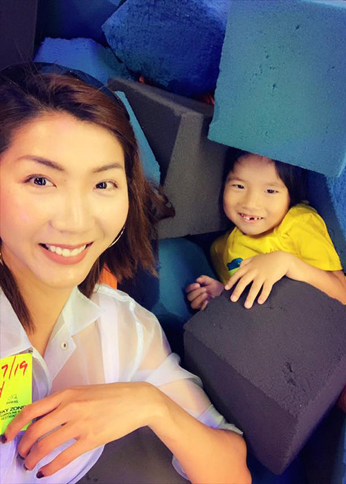 Ngọc Quyên chia sẻ, cuộc sống làm mẹ đơn thân ở Mỹ vất vả hơn ở Việt Nam rất nhiều. Tuy nhiên, cô quyết định sớm ly hôn để con ít bị tổn thương.