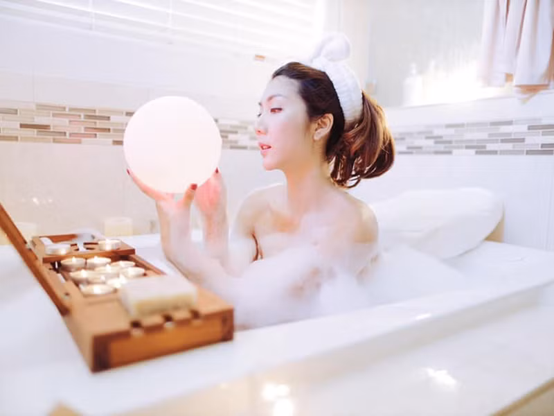 Hình ảnh nữ diễn viên phim "Mỹ nhân kế" gợi cảm trong bồn tắm khiến người đối diện khó rời mắt.