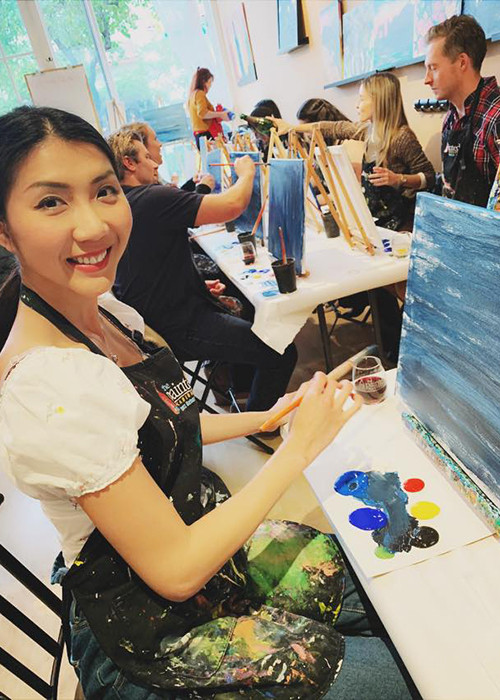 Nhờ công việc kinh doanh mỹ phẩm suôn sẻ, Ngọc Quyên có cuộc sống dễ thở hơn. Trước đó, cô làm việc hăng say như một người đàn ông, mỗi ngày chỉ ngủ đúng 3 tiếng.