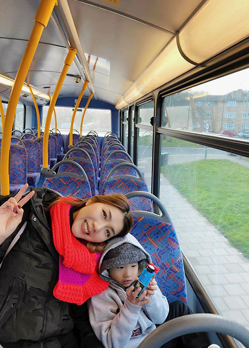 Sau khi ly dị, chân dài sinh năm 1988 nuôi con trai. Chồng cũ của Ngọc Quyên vẫn thăm con và chu cấp 5000 USD mỗi tháng.