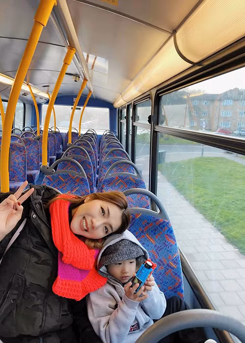 Sau khi ly dị, chân dài sinh năm 1988 nuôi con trai. Chồng cũ của Ngọc Quyên vẫn thăm con và chu cấp 5000 USD mỗi tháng.